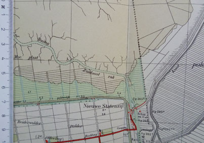 fragment van een bonneblad in kleur met huizen en percelen zichtbaar